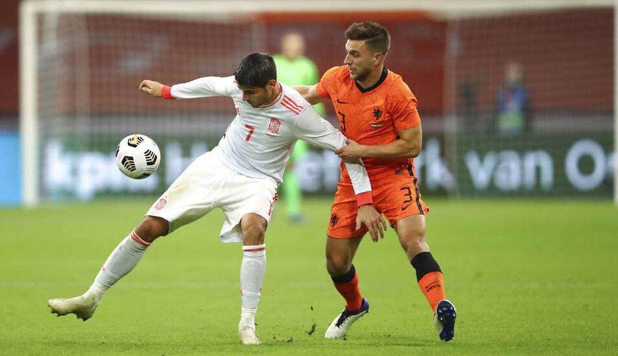 Pemain Belanda, Joel Veltman, berebut bola dengan pemain Spanyol, Alvaro Morata, pada laga uji coba di Johan Cruyff Arena, Rabu (11/11/2020). Kedua tim bermain imbang 1-1. (Dean Mouhtaropoulos via AP Photo, Pool)