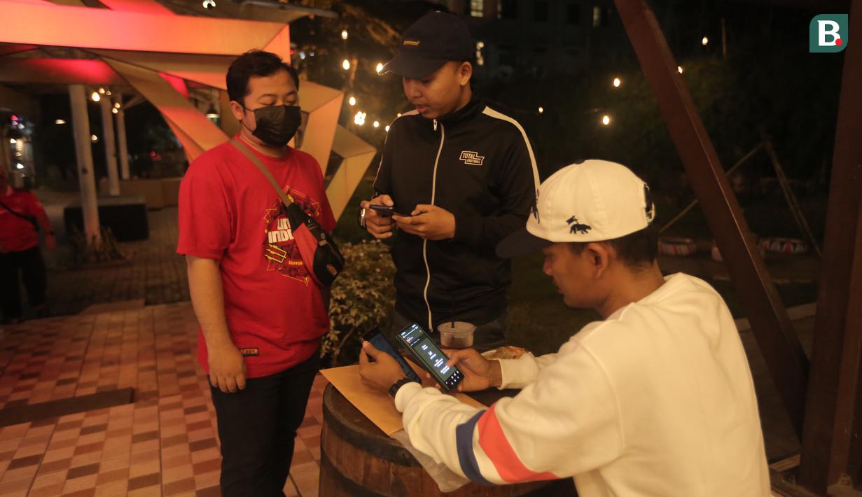 Anggota komunitas United Indonesia saat melakukan registrasi untuk mengikuti acara Roaring Night Liga Inggris 2023/2024 antara Manchester United (MU) melawan Everton di Bunker Terrace Cafe di Java Palace Hotel Jababeka, Cikarang, Sabtu (9/3/2024) malam WIB. (Bola.com/Pradipta Rama Baskara)