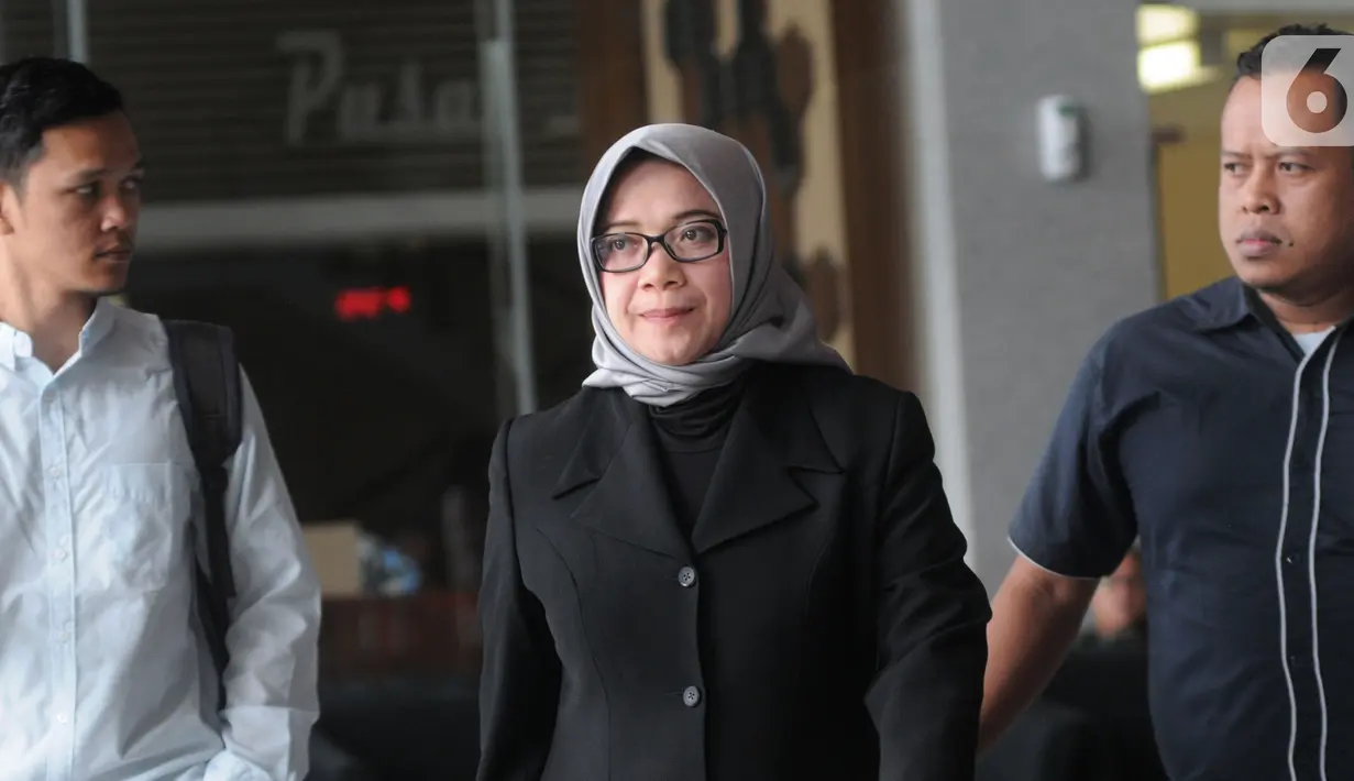 Mantan Wakil Ketua Komisi VII DPR RI Eni Maulani Saragih (tengah) usai menjalani pemeriksaan di Gedung KPK, Jakarta, Kamis (10/10/2019). Eni diperiksa sebagai saksi untuk tersangka Samin Tan terkait kasus dugaan suap terminasi kontrak PKP2B di Kementerian ESDM. (merdeka.com/Dwi Narwoko)