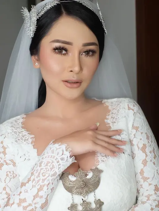 Sedangkan rambutnya dihiasi veil atau kain penutup kepala pengantin dari bahan tulle, dipadukan dengan aksesori berbentuk daun perak. (Liputan6.com/IG/@mutia_ayuu)