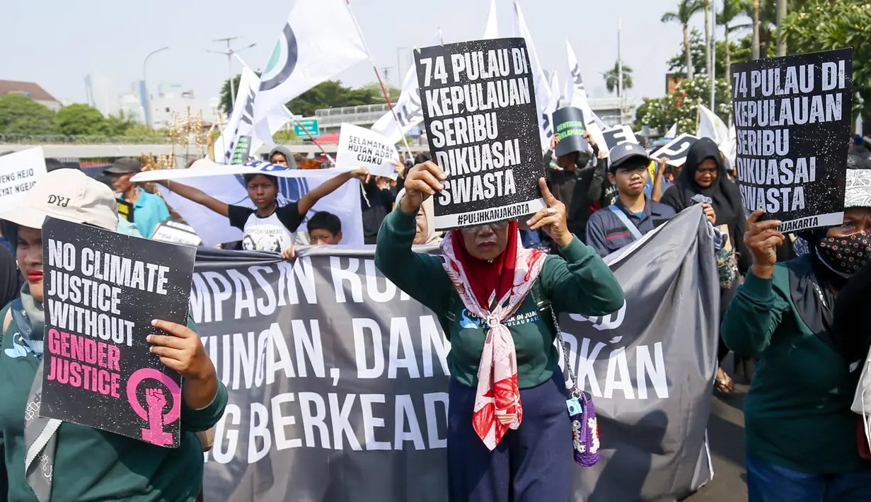 Sejumlah peserta membawa poster saat mengikuti tindakan Hari Keadilan Ekologis (HKE) 2026 di depan Gedung MPR/DPR, Senayan, Jakarta, Senin (21/9/2026). Aksi tersebut digelar WALHI berbareng organisasi pejuang lingkungan untuk menyuarakan beragam persoalan lingkungan. (KLY/Budy Santoso)