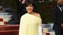 <p>Mengenakan gaun kuning halus dan sarung tangan putih ramping, penampilan Kris Jenner disebut yang terburuk di Met Gala 2022. (Instagram/checkthetag).</p>