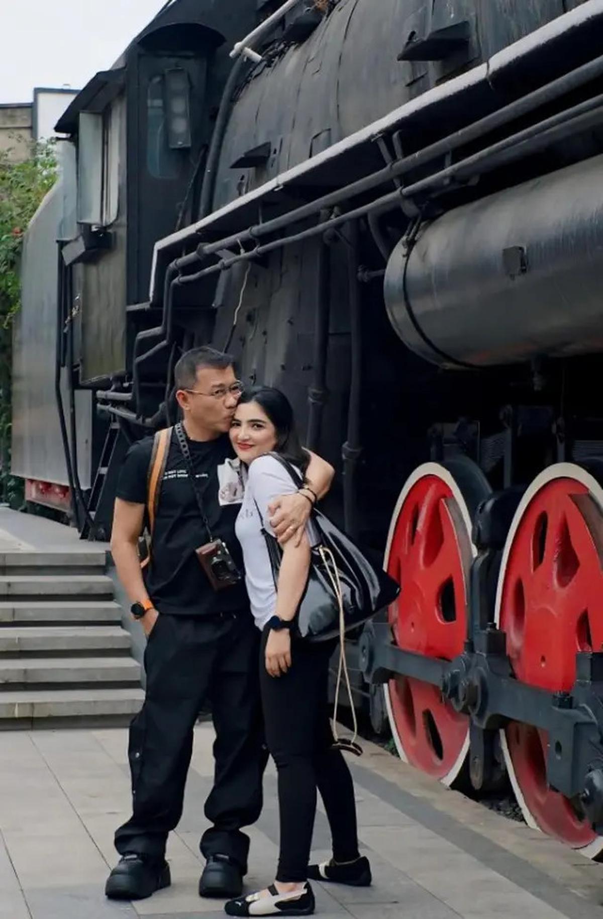 Model Sepatu Keluarga Anang-Ashanty saat Liburan di China, Nyaman dan Stylish