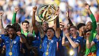 Gelandang Chelsea asal Argentina, Enzo Fernandez mengangkat trofi bersama rekan setimnya setelah berhasil meraih gelar juara Piala Dunia Antarklub 2025 di Stadion MetLife, East Rutherford, New Jersey, Amerika Serikat pada 13 Juli 2025 waktu setempat atau Senin (14/7/2025) dini hari WIB. (ANGELA WEISS/AFP)