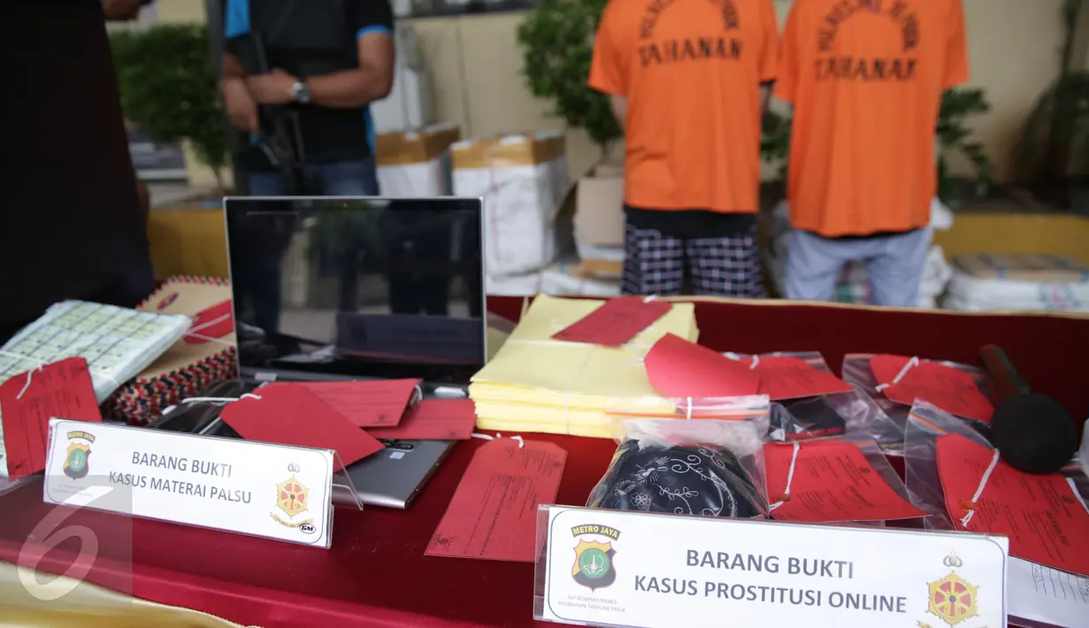 Barang bukti diperlihatkan Polres Pelabuhan Tanjung Priok saat rilis tiga kasus kejahatan yang berhasil diungkap oleh petugasnya, Jakarta, Selasa (11/4). Kasus tersebut yaitu materai palsu, obat ilegal dan protitusi online (Liputan6.com/Faizal Fanani)