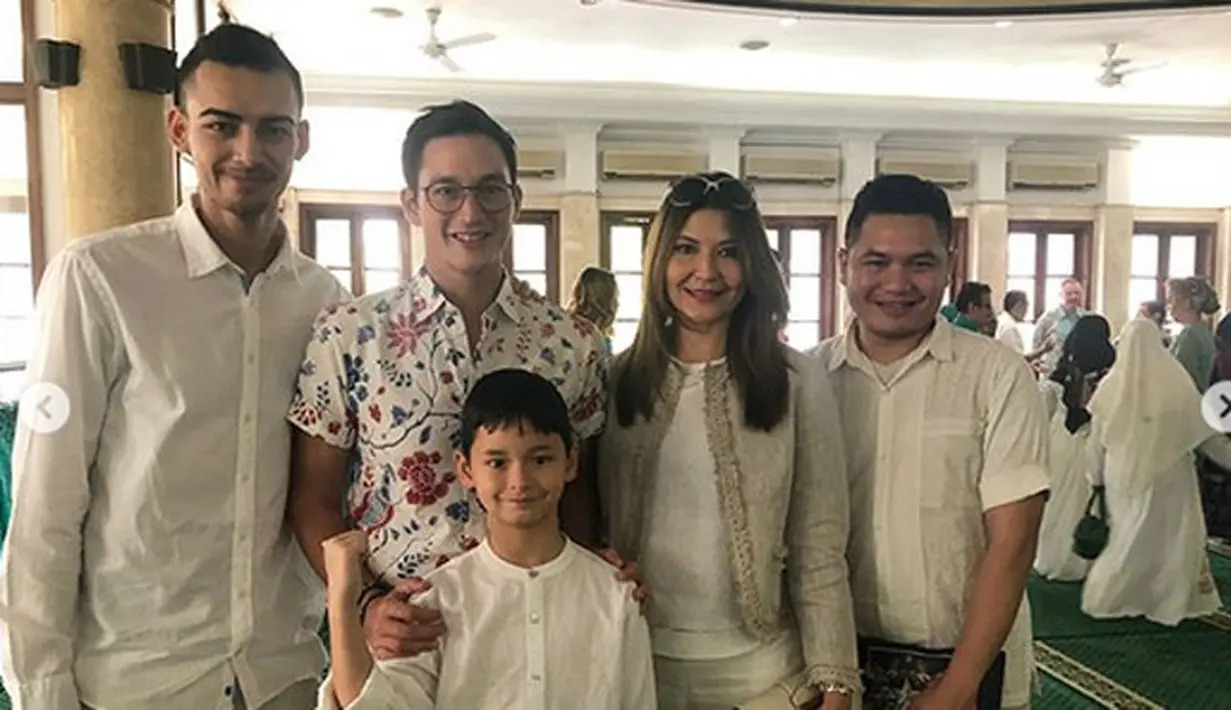 Mike Lewis dan Tamara Bleszynski