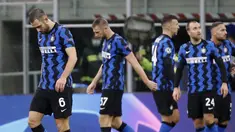 Para pemain Inter Milan tertunduk lesu saat meninggalkan lapangan usai bertanding melawan Shakhtar Donetsk dalam laga lanjutan Grup B Liga Champions di stadion San Siro di Milan, Italia, Kamis (10/12/2020). Inter Milan hanya bermain imbang 0-0 dengan Shakhtar Donetsk. (AP Photo/Antonio Calanni)