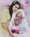 Syahnaz Sadiqah, kini sedang menikmati perannya sebagai seorang ibu. Tentu menjadi hal yang membahagiakan, namun di sisi lain pastinya ada saja momen yang membuatnya bingung, Seperti halnya saat kedua anaknya sakit. (Instagram/syahnazs)