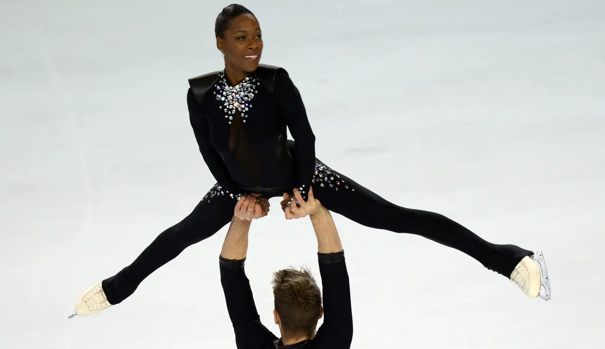 Atlet Ice skating Perancis, Vanessa James and Morgan Cipres Zhiganshin beraksi selama ikuti kejuaraan skating kategori berpasangan dalam ISU Grand Prix, Moskow, Rusia, Jumat (20/11). Mereka merebutkan Piala Rostelekom. (FP PHOTO/NICOLAS TUCAT)
