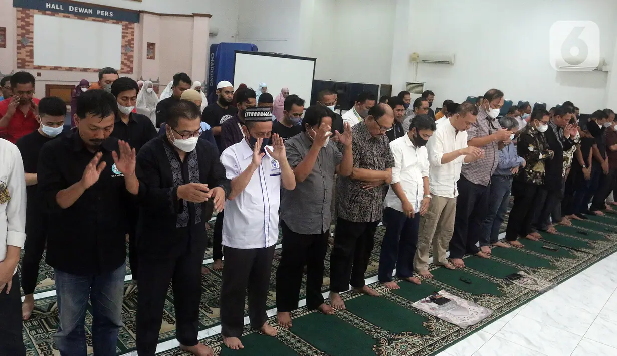 Pengurus Dewan Pers menggelar salat gaib untuk mendiang Ketua Dewan Pers Azyumardi Azra di Hall Gedung Dewan Pers, Kebon Sirih, Jakarta, Senin (19/9/2022). Ketua Dewan Pers 2022-2025 Azyumardi Azra wafat di Malaysia karena serangan jantung. (merdeka.com/Arie Basuki)