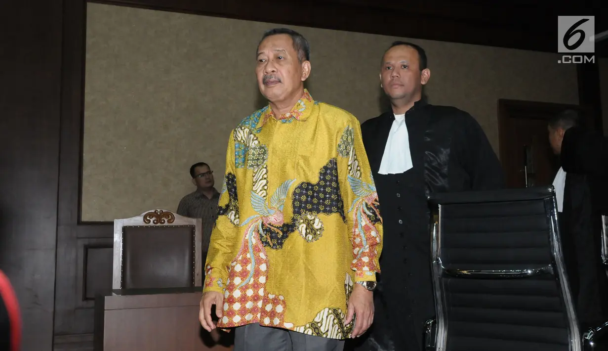 Terdakwa penerima suap, Sudiwardono usai menjalani sidang putusan di Pengadilan Tipikor, Jakarta, Rabu (6/6). Mantan Ketua Pengadilan Tinggi Manado ini dinyatakan bersalah, dihukum enam tahun penjara, denda Rp 300 juta. (Liputan6.com/Helmi Fithriansyah)