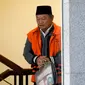 Bupati nonaktif Sidoarjo Saiful Ilah menaiki tangga menuju ruang pemeriksaan di Gedung KPK, Jakarta, Jumat (6/3/2020). Saiful Ilah diperiksa sebagai tersangka untuk melengkapi berkas terkait dugaan menerima suap proyek infrastruktur di Dinas PUPR Kabupaten Sidoarjo. (merdeka.com/Dwi Narwoko)