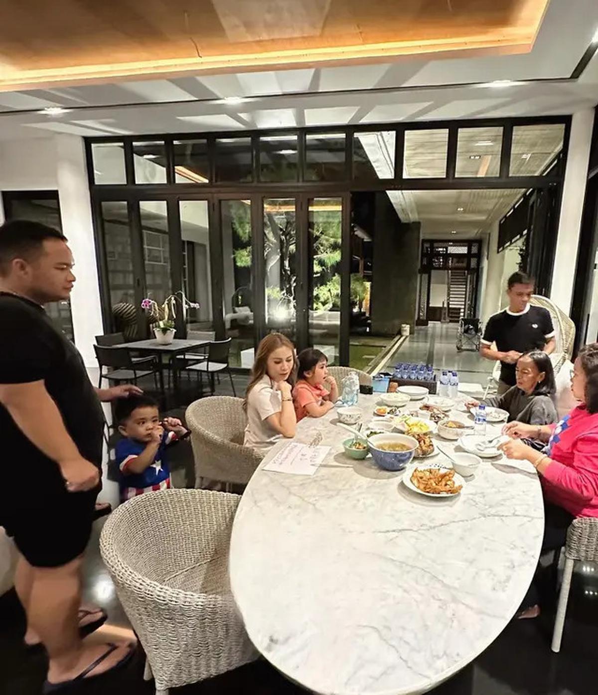 Beda Alasan Momo Geisha dan Nikita Willy Soal Pakai Jasa Chef Pribadi
