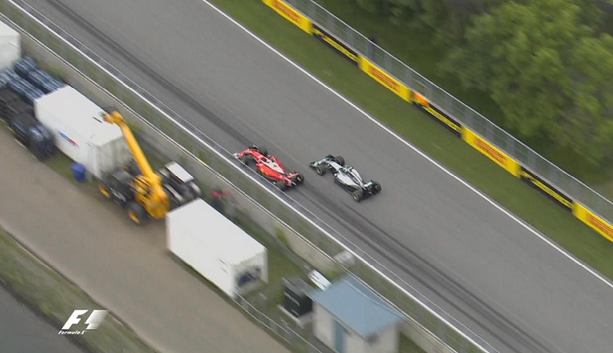 Pebalap Mercedes, Nico Rosberg (kanan), saat menyalip pebalap Ferrari, Kimi Raikkonen, dalam balapan F1 GP Kanada di Sirkuit Gilles Villeneuve, Kanada, Senin (13/6/2016) dini hari WIB. (Bola.com/Twitter/F1)