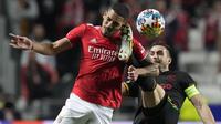 Ajax sebagai tim tamu berhasil unggul terlebih dahulu lewat Dusan Tadic (kanan) pada menit ke-18. Berawal dari umpan silang terukur Noussair Mazraoui, Tadic yang tak terkawal di kotak penalti berhasil menceploskan bola ke gawang Benfica lewat tendangan volinya. (AP/Armando Franca)