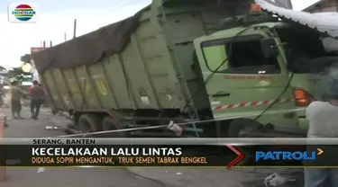 Akibat sopir mengantuk, sebuah truk di Serang, Banten, hantam bengkel dan rumah makan sekaligus.