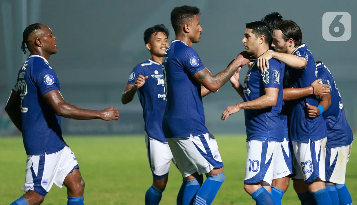Para pemain Persib Bandung merayakan gol yang dicetak oleh Mark Klok ke gawang Barito Putera pada laga BRI Liga 1 di Stadion Indomilk Arena, Tangerang, Sabtu (4/9/2021). Persib Bandung menang tipis 1-0 lewat gol telat Marc Klok. (Bola.com/M Iqbal Ichsan)