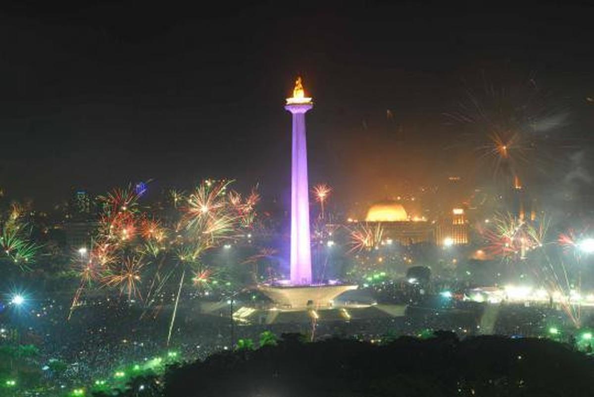 Pesta kembang api sambut tahun baru 2013 di Monas
