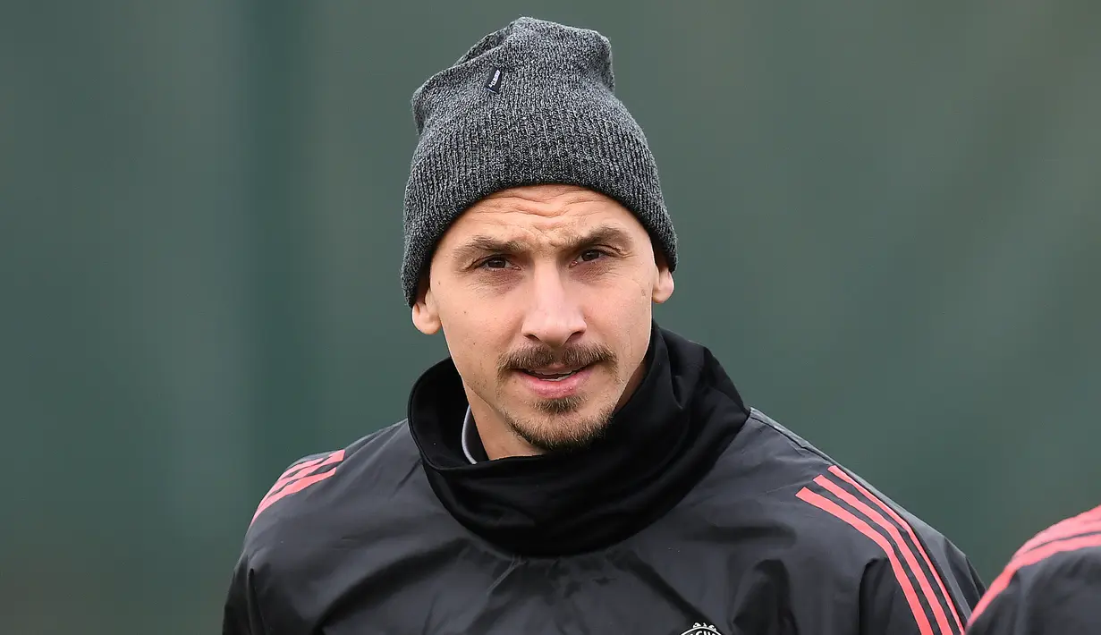 Penyerang Manchester United, Zlatan Ibrahimovic saat mengikuti sesi latihan di AON Training Complex, Carrington, Inggris (21/11). Latihan ini jelang pertandingan Liga Champions melawan Basel. (AFP Photo/Paul Ellis)