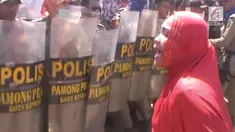 Emak-emak nekat menghadang petugas Satpol PP. Rekaman videonya menjadi viral di media sosial.