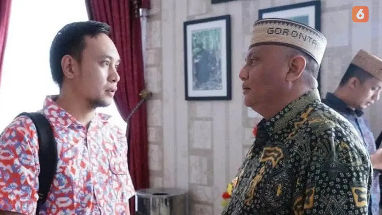 Juru Bicara Gubernur Gorontalo, Novaliansyah Abdussamad saat berbincang dengan Gubernur Gorontalo Rusli Habibie. Foto.Ist (Liputan6.com/Arfandi Ibrahim)