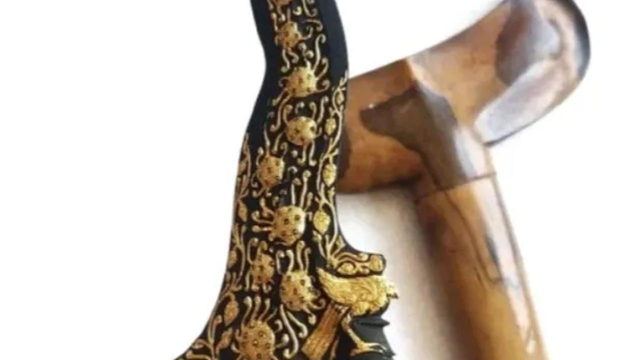 Saking banyaknya pengrajin keris di Sumenep, daerah ini dijuluki kota keris. Ada 500 lebih pengrajin keris di Sumenep yang menjadikan daerah ini sebagai penghasil kerajinan keris terbesar se-Indonesia.