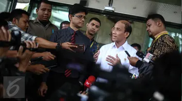 Menteri ESDM, Archandra Tahar (kedua kanan) memberikan keterangan pers usai kunjungannya di KPK, Jakarta, Senin (8/8).Kunjungan tersebut  membahas terkait meningkatkan koordinasi antara kedua belah pihak. (Liputan6.com/Faizal Fanani)