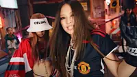 Lisa dan Jennie BLACKPINK kenakan jersey sambil pamer perut rata (YouTube BLACKPINK)