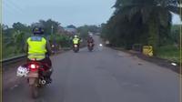 Personel Sat Lantas Polres Batanghari saat patroli memantau arus lalu lintas di jalan nasional Batanghari-Sarolangu, Jambi, Kamis (2/3/2023). Kemacetan parah selama 24 jam itu berhasil diurai dan kini arus lalu lintas kembali lancar. (Liputan6.com/Polres Batanghari)