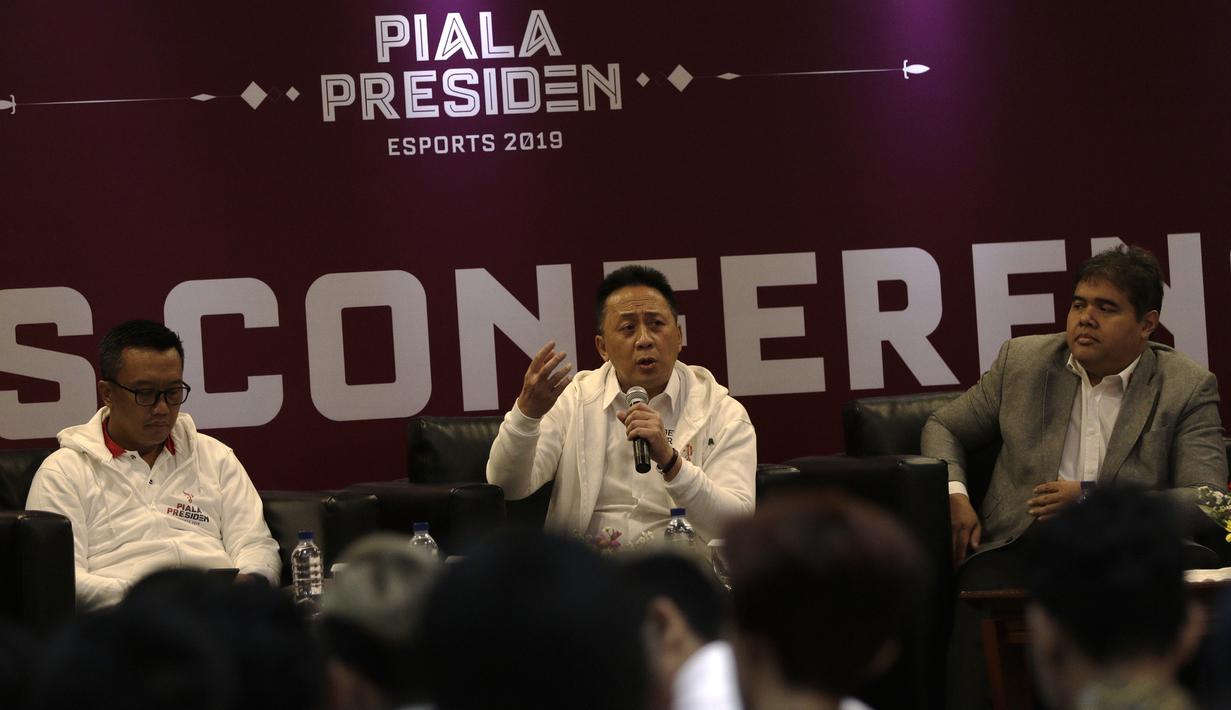 Kepala Bekraf, Triawan Munaf, saat sesi tanya jawab Piala Presiden Esports 2019 di Gedung Krida Bhakti Setneg, Jakarta, Selasa (26/3). Final turnamen akan diselengarakan pada 30-31 Maret mendatang. (Bola.com/Yoppy Renato)