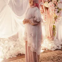 Lihat di sini tampilan Nadin Amizah tampil memikat dalam balutan busana pengajian yang syarat kelembutan dan keanggunan. [@cakecaine].