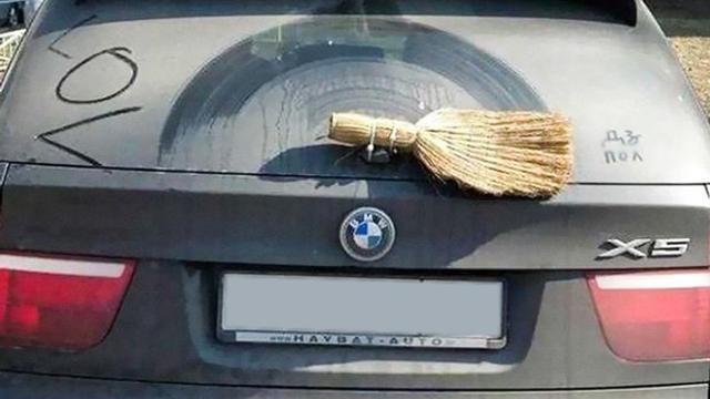 6 Solusi Siasati Kerusakan Mobil Ini Nyeleneh Tapi Unik, Bikin Senyum Tipis