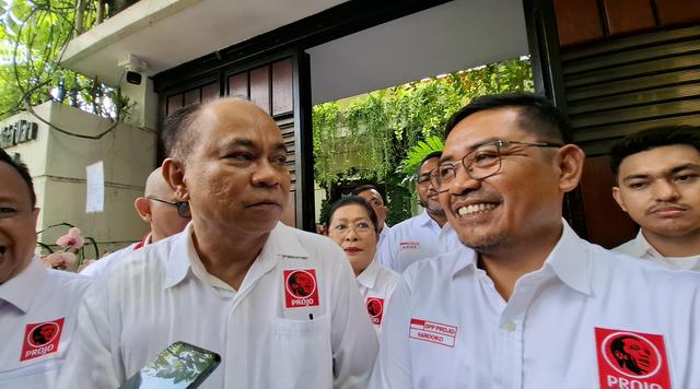 Jokowi Tunjukkan Ijazah Asli ke Budi Arie dan Pengurus Projo