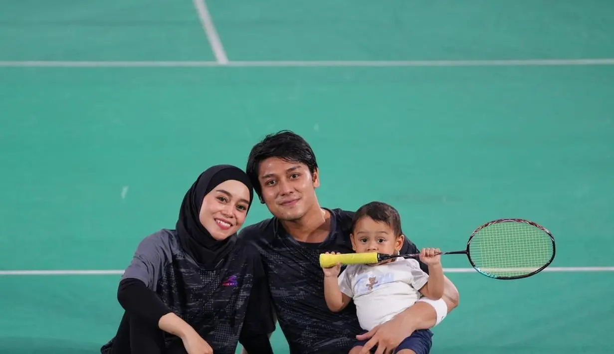 Kemenangan manis jatuh ke tangan Lesti dan Billar. Baby Leslar pun ikut berpose sebagai juara. [Instagram @rizkybillar]