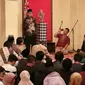 Tantowi Yahya memberi sambutan di depan warga Indonesia yang hadir dalam acara salat tarawih di KBRI Welington. (Istimewa)