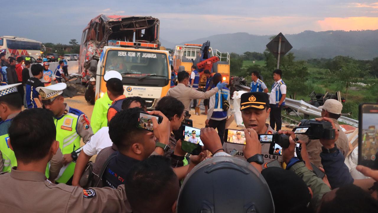 Kecelakaan Bus Tol Malang, Begini Kondisi Truk Pengakut Pakan Ternak
