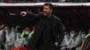 Pelatih Atletico Madrid, Diego Simeone, memberikan arahan kepada pemainnya saat melawan Lokomotiv Moscow pada laga lanjutan Liga Champions 2020/2021di Stadion Lokomotiv, Rabu (4/11/2020) dini hari WIB. Atletico Madrid bermain imbang 1-1 melawan Lokomotiv Moscow. (AFP/Yuri Kochetkov/pool)