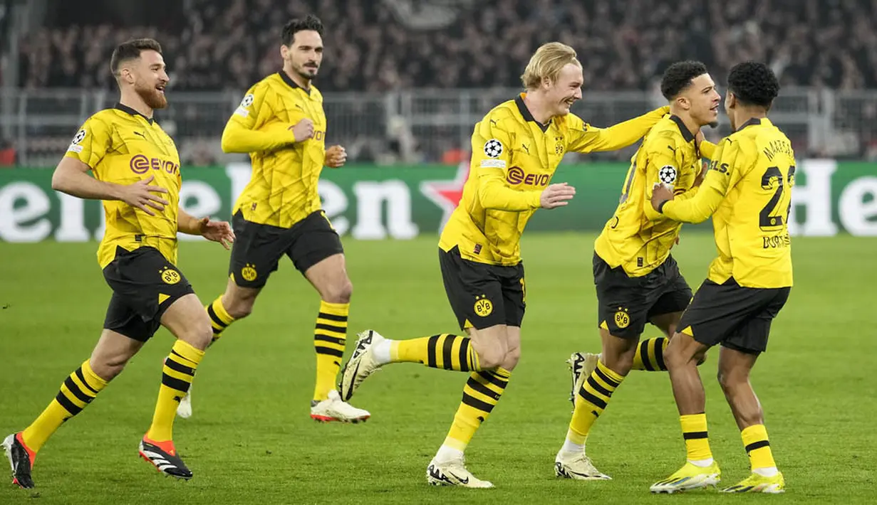 Para pemain Borussia Dortmund merayakan gol yang dicetak oleh Jadon Sancho ke gawang PSV Eindhoven pada laga leg kedua babak 16 besar Liga Champions di Stadion Signal Iduna Park, Rabu (13/3/2024). (AP Photo/Martin Meissner)