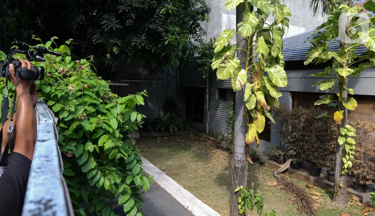 Belum ada keterangan resmi terkait barang-barang yang disita dari dalam rumah tersebut. (Liputan6.com/Herman Zakharia)