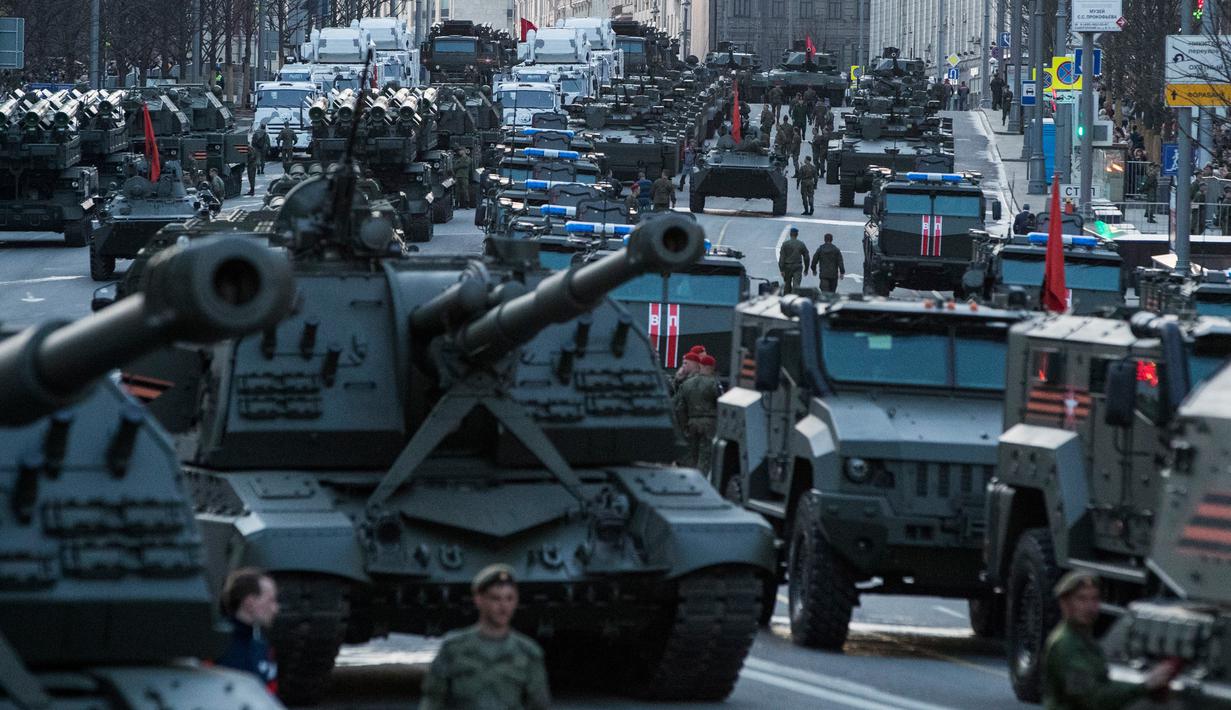 Kendaraan militer Rusia berada di jalan saat latihan untuk parade militer Hari Kemenangan di Moskow, Rusia (3/5). Latihan ini untuk persiapan pawai merayakan 71 tahun kemenangan Rusia dalam Perang Dunia II. (AP Photo / Pavel Golovkin)