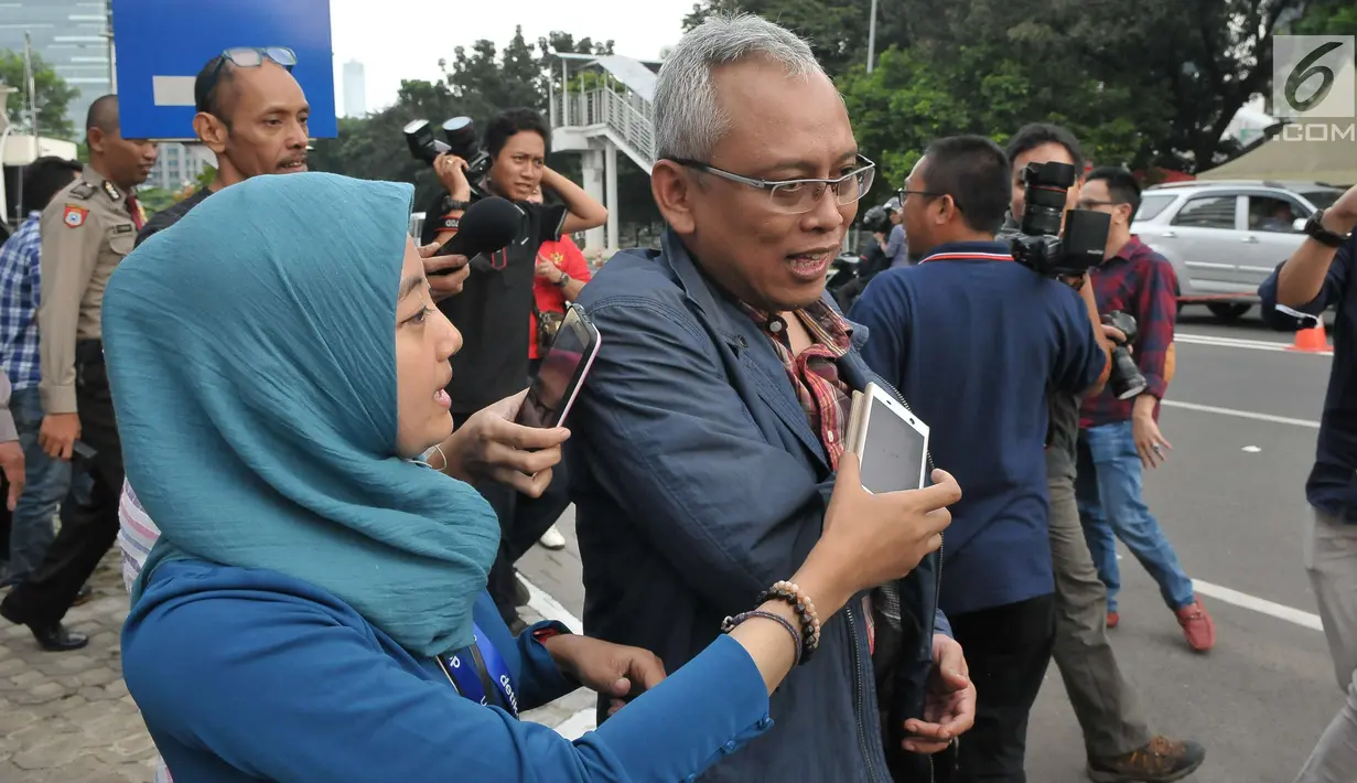 Anggota Komisi II DPR Arif Wibowo usai menjalani pemeriksaan di gedung KPK, Jakarta, Rabu (5/7). Arif Wibowo diperiksa sebagai saksi terkait kasus korupsi pengadaan e-KTP dengan tersangka Andi Agustinus alias Andi Narogong. (Liputan6.com/Helmi Afandi)