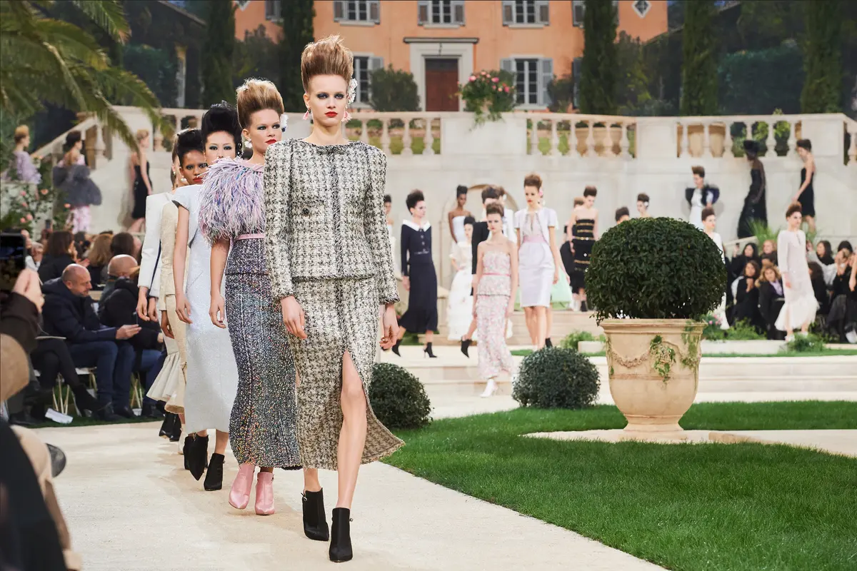 Persembahan Nyentrik Chanel untuk Pekan Mode Haute Couture 2019
