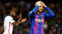 Ekspresi kekecewaan bek Barcelona Ronald Araujo. Barca terdepak dari perempat final Liga Europa 2021/2022 usai kalah 2-3 dari Eintracht Frankfurt pada leg kedua di Camp Nou, Jumat (15/4/2022). (AP/Joan Monfort)