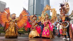 Peserta parade mengenakan kostum saat berjalan dalam Parade Asean di Jalan MH. Thamrin, Jakarta, Minggu (29/1/2023). Acara tersebut merupakan 'kick off' keketuaan Indonesia dalam ASEAN 2023 yang puncaknya akan berlangsung dua kali, yakni Konferensi Tingkat Tinggi (KTT) ASEAN pada Mei 2023 di Labuan Bajo, Provinsi Nusa Tenggara Timur (NTT) dan KTT ASEAN Plus di Jakarta pada September 2023. (Liputan6.com/Angga Yuniar)
