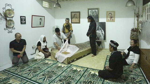 [Fimela] Suasana Rumah Duka Ria Irawan