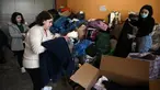 Sukarelawan menyortir pakaian dan selimut di pusat pengumpulan bantuan kemanusiaan di kotamadya Thessaloniki, Yunani pada Senin (13/2/2023). Ratusan pusat pengumpulan bantuan kemanusiaan dibuka di Athena dan di seluruh Yunani, di mana warga dan perusahaan dapat menyumbangkan barang-barang untuk orang-orang yang dilanda gempa bumi di Turki dan Suriah, setelah dua gempa bumi besar yang terjadi pada tanggal 6 Februari, lalu. (Sakis Mitrolidis/AFP)