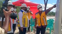 Danang Wicaksana, PM Brantas Abipraya (kanan) sedang menjelaskan Proyek Pekerjaan Tanggap Darurat Longsoran Batu Putih cs kepada Wakil Menteri PUPR, John Wempi Wetipo di lokasi proyek.