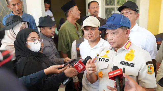 Praja IPDN kembali diturunkan untuk pembersihan sisa lumpur di Aceh Tamiang. (foto: Puspen Kemendagri)