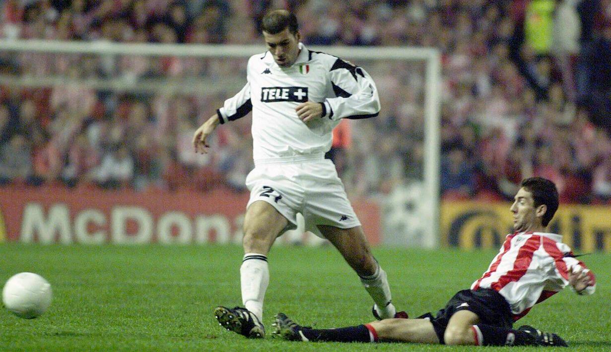 Gelandang Juventus, Zinedine Zidane, berhasil melewati gelandang Athletic Bilbao, Urrutia, pada laga Liga Champions d Stadion San Mames, Bilbao, Rabu (21/10/1998). (EPA/Txema Fernandez)