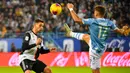 Pemain Juventus, Rodrigo Bentancur, berebut bola dengan striker Lazio, Ciro Immobile, pada laga Piala Super Italia 2019 di Stadion King Saud University, Arab Saudi, Minggu (22/12). Lazio menang 3-1 atas Juventus. (AFP/Giuseppe Cacace)